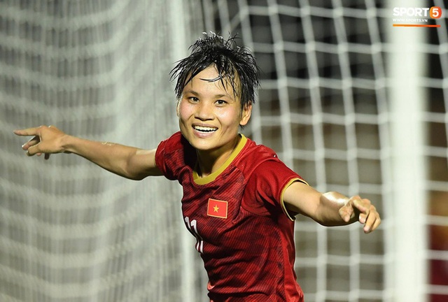 Đội trưởng tuyển nữ Việt Nam đổ gục xuống sân vì kiệt sức sau khi cùng đồng đội giành quyền vào chung kết SEA Games 30 - Ảnh 12.
