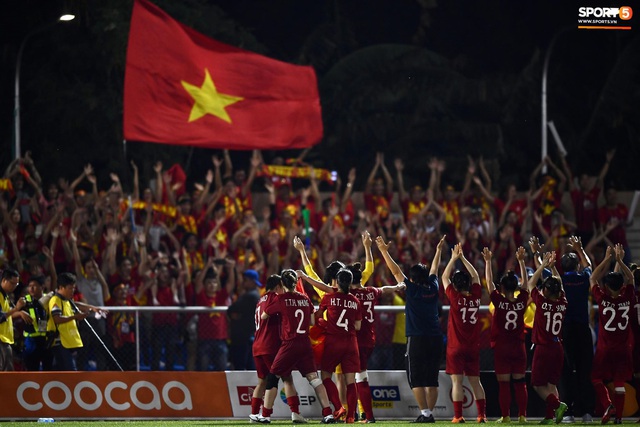 Đội trưởng tuyển nữ Việt Nam đổ gục xuống sân vì kiệt sức sau khi cùng đồng đội giành quyền vào chung kết SEA Games 30 - Ảnh 19.
