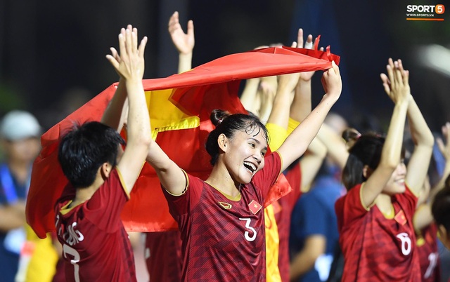 Đội trưởng tuyển nữ Việt Nam đổ gục xuống sân vì kiệt sức sau khi cùng đồng đội giành quyền vào chung kết SEA Games 30 - Ảnh 20.