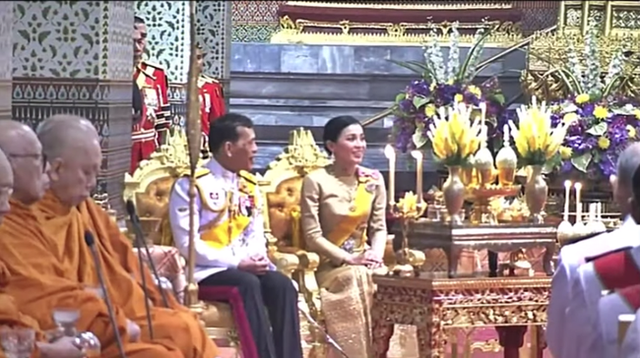 Vắng bóng Hoàng quý phi, Hoàng hậu xuất hiện rạng rỡ, vui vẻ bên nhà vua nhưng gây thắc mắc với tư thế ngồi kỳ lạ - Ảnh 4. Vắng bóng Hoàng quý phi, Hoàng hậu xuất hiện rạng rỡ, vui vẻ bên nhà vua nhưng gây thắc mắc với tư thế ngồi kỳ lạ - Ảnh 4.