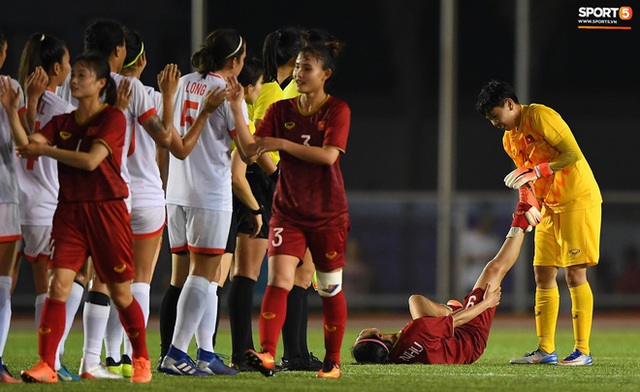 Đội trưởng tuyển nữ Việt Nam đổ gục xuống sân vì kiệt sức sau khi cùng đồng đội giành quyền vào chung kết SEA Games 30 - Ảnh 6.