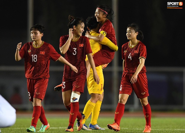 Đội trưởng tuyển nữ Việt Nam đổ gục xuống sân vì kiệt sức sau khi cùng đồng đội giành quyền vào chung kết SEA Games 30 - Ảnh 7.