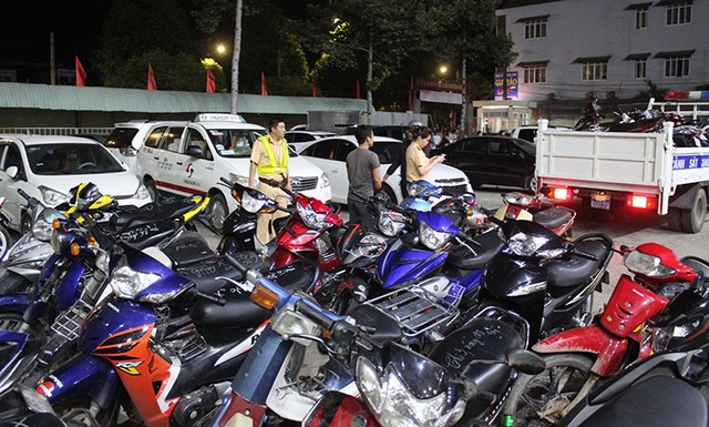 200 xe máy đi bão mừng bóng đá bị tạm giữ  - Ảnh 1.