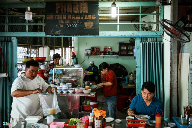 Qu&aacute;n hủ tiếu Nam Vang đ&ocirc;ng nghịt kh&aacute;ch mỗi s&aacute;ng ở TP.HCM - Ảnh 2.