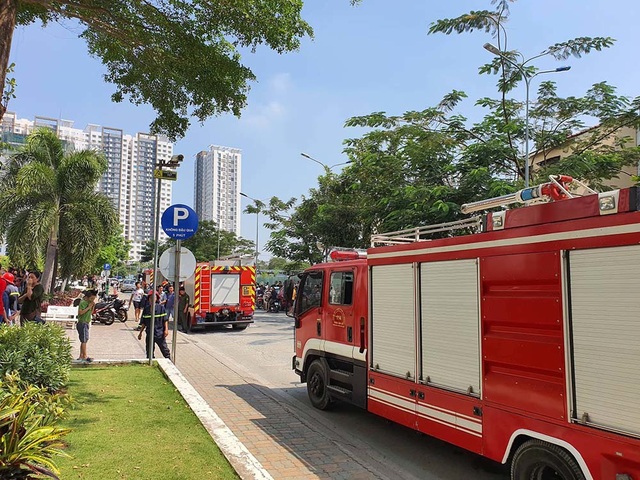 Cháy chung cư 26 tầng ở đường Lê Văn Lương, hàng trăm cư dân tháo chạy giữa trưa - Ảnh 3.