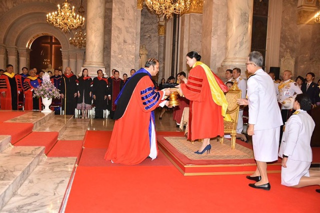 Hoàng hậu Thái Lan rạng rỡ đi dự sự kiện một mình và nhận bằng Tiến sĩ danh dự, vị thế ngày càng vững chắc - Ảnh 4.