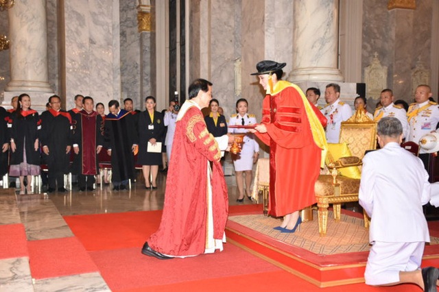 Hoàng hậu Thái Lan rạng rỡ đi dự sự kiện một mình và nhận bằng Tiến sĩ danh dự, vị thế ngày càng vững chắc - Ảnh 5.
