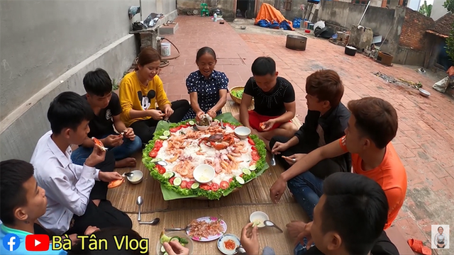 Bà Tân Vlog làm món cơm hải sản siêu to khổng lồ, nhưng dân mạng khó hiểu vì cách làm lạ lùng có 1-0-2 - Ảnh 7.