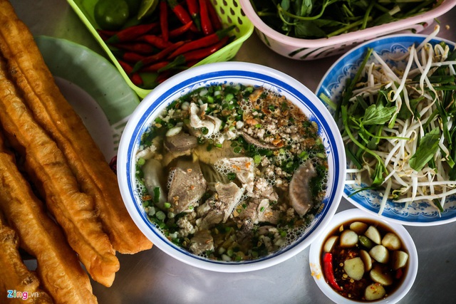 Qu&aacute;n hủ tiếu Nam Vang đ&ocirc;ng nghịt kh&aacute;ch mỗi s&aacute;ng ở TP.HCM - Ảnh 10.
