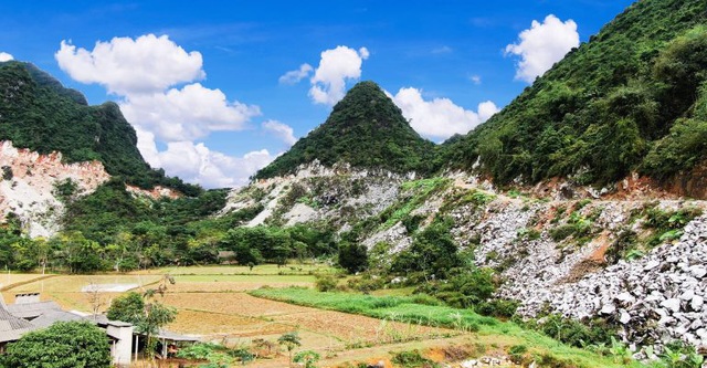 Một nữ phiên dịch viên tử vong do đá lăn trúng người ở Yên Bái - Ảnh 2.