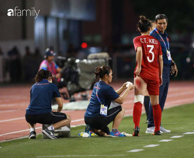 Hình ảnh đắt giá và xót xa nhất trận chung kết bóng đá nữ SEA Games 30: Đường đến vinh quang của các cô gái vàng Việt Nam có cả máu và nước mắt - Ảnh 3.