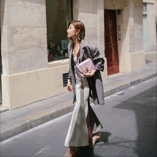 Nghĩ tưởng đơn giản nhưng kh&ocirc;ng phải n&agrave;ng n&agrave;o cũng biết 4 mẫu &aacute;o kho&aacute;c kết hợp ăn &yacute; nhất với v&aacute;y - Ảnh 4.