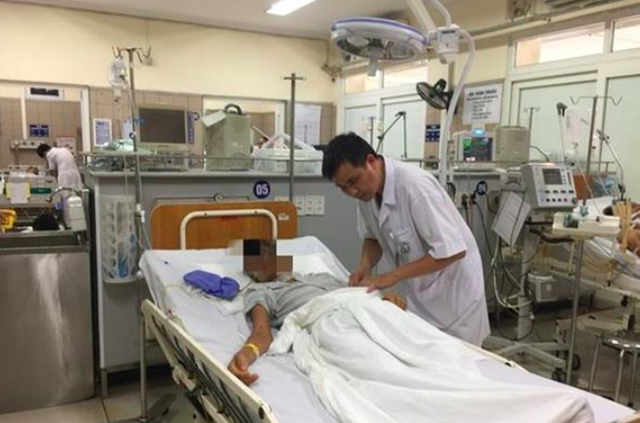 
BS Nguyễn Trung Nguyên, Trung tâm Chống độc (Bệnh viện Bạch Mai) khám cho bệnh nhân mất Tết vì rượu
