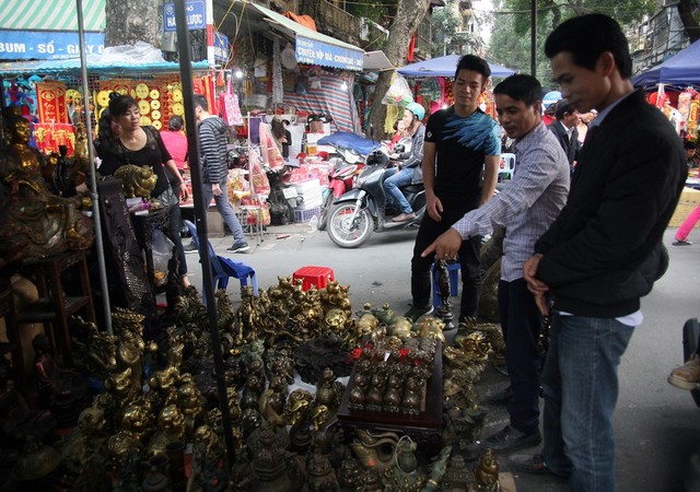 Nhiều khách có mặt tại đây cũng thoải mái lựa chọn đồ đồng, linh vật cho năm mới.