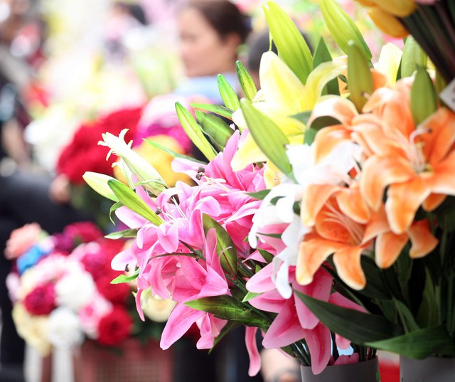 Những loài hoa được làm từ nhựa, lụa được bày bán nhiều tại khu vực phố cổ phục vụ chơi Tết của người dân Thủ đô. Đặc biệt, những loài hoa này giá có thể đắt hơn cả hoa thật nhưng chơi được trong nhiều năm nên người dân vẫn ưa chuộng.