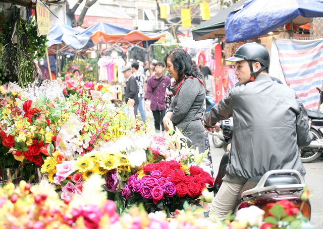 Giá hoa được bán theo cành hoặc theo bó, tuy đắt hơn hoa thật nhưng nhiều người vẫn ưa chuộng.