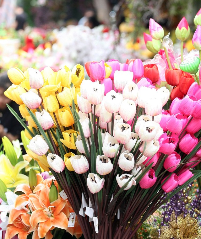 
Những cành hoa tulip từ Hà Lan được các nghệ nhân làm từ lụa.
