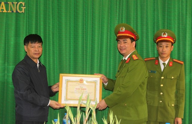 Chủ tịch UBND huyện Ninh Giang tặng giấy khen cho 2 tập thể và 7 cá nhân có thành tích xuất sắc trong việc khám phá nhanh vụ việc. Ảnh: Đ.Tùy