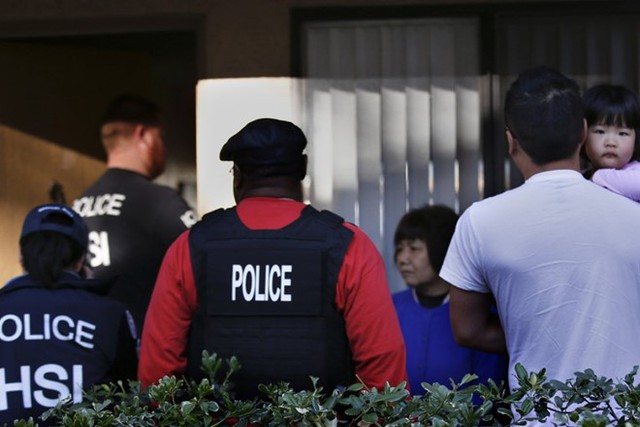 Lực lượng chức năng kiểm tra một cơ sở bị tình nghi là khách sạn sinh nở tại Los Angeles. Ảnh: LA Times.