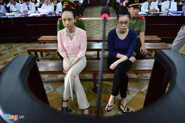 
Phương Nga và Thùy Dung tại phiên tòa tháng 6/2017. Ảnh: Tùng Tin.

