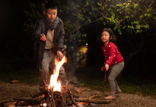 Bé Na bám riết lấy anh trai không rời. Có đồ gì ngon, cô nhóc cũng nhớ đến anh trai đầu tiên.