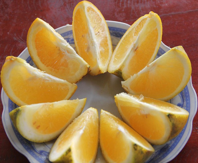  Khi bổ ra múi cam vàng óng, ăn có vị ngọt dịu, thơm ngon lạ thường 