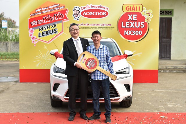 Ông Majima Fumihiro - Giám đốc Acecook Việt Nam chi nhánh Hà Nội trao Lexus cho anh Mai Văn Trường