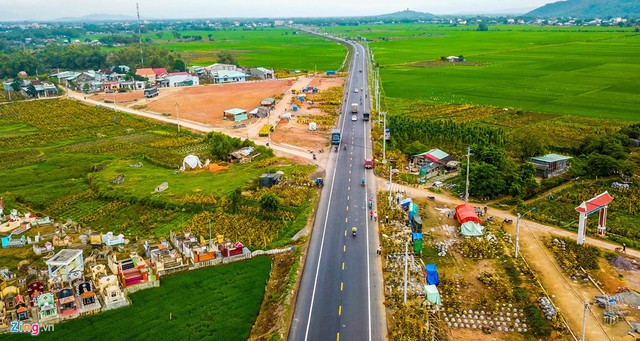 
“Trước tình hình mai nở sớm, nhiều hộ dân bán mai cho thương lái các tỉnh phía Bắc trong điều kiện thời tiết lạnh, còn hoa nở muộn thì chuyển vào bán cho các thương lái các tỉnh phía Nam thời tiết ấm nóng hơn để giảm thiểu thiệt hại”, ông Đức nói.
