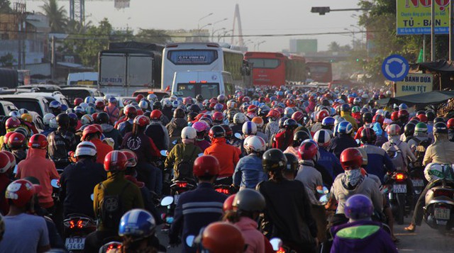 
Mỗi dịp lễ, tết lu&ocirc;n c&oacute; đến h&agrave;ng triệu phương tiện xe m&aacute;y, &ocirc; t&ocirc; kẹt cứng tr&ecirc;n QL 60 xung quanh cầu Rạch Miễu. ẢNH: BẮC B&Igrave;NH
