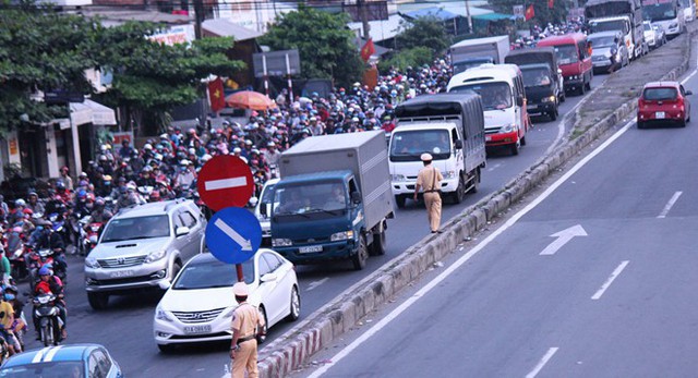 D&ugrave; thực hiện nhiều giải ph&aacute;p, song khu vực QL 1 qua tỉnh Tiền Giang vẫn thường xuy&ecirc;n xảy ra &ugrave;n ứ đặc biệt nghi&ecirc;m trọng trong dịp Tết Kỷ Hợi 2019. ẢNH: BẮC B&Igrave;NH