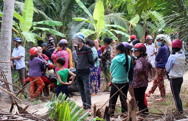 
 Người d&acirc;n tập trung gần hiện trường để nghe ng&oacute;ng th&ocirc;ng tin về vụ &aacute;n mạng kinh ho&agrave;ng
