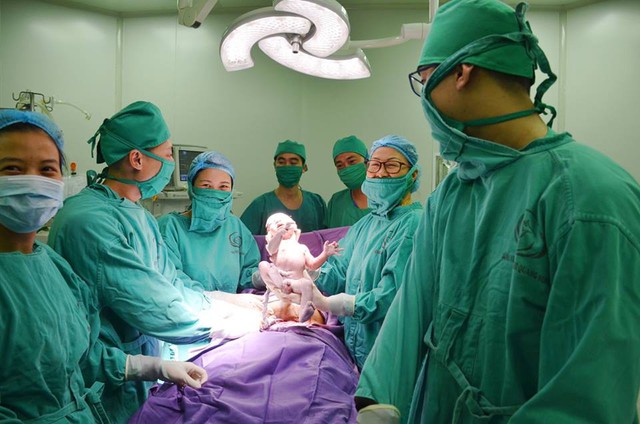 Khoảnh khắc đón em bé sinh năm Kỷ Hợi 2019 đầu tiên tại Bệnh viện Sản Nhi Quảng Ninh.