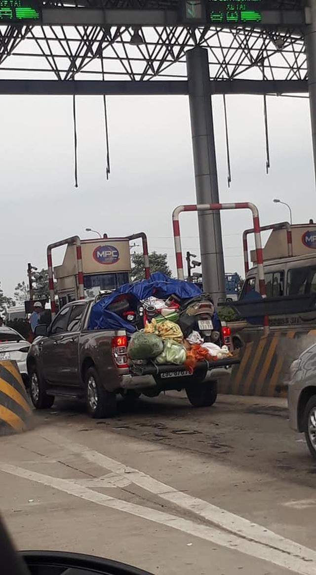 Đặc biệt, hình ảnh chiếc ô tô bán tải chất kín đồ ăn thức uống và đồ dùng phía sau khi quay trở lại Thủ Đô trong chiều mùng 6 Tết khiến nhiều người xôn xao. Kèm theo đó là dòng chia sẻ, Chuyến xe nặng tình quê hương.