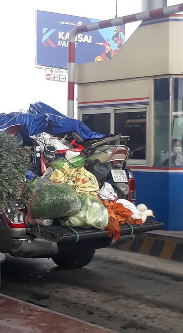 Hình ảnh minh chứng cho số lượng lương thực chất cao như núi được gia đình “tiếp tế” sau kỳ nghỉ Tết Nguyên đán khiến dân mạng không khỏi choáng váng.