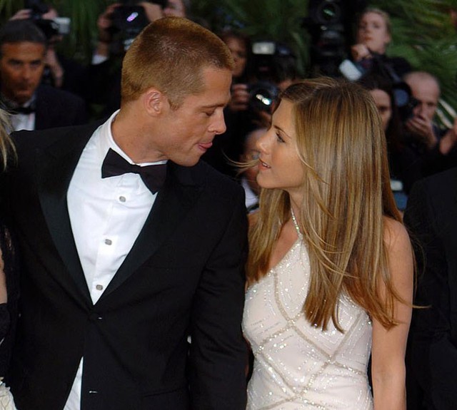 Brad Pitt và Jennifer Aniston (ảnh chụp tại liên hoan phim Cannes 2004 vài tháng trước khi họ ly hôn), từng trải qua 5 năm chung sống. Cặp sao kết hôn năm 2000 và ly dị vào tháng 1/2005 sau khi Brad phải lòng Angelina trên trường quay phim Mr&Mrs Smith. Sau này, Jennifer kết hôn với nam diễn viên Justin Theroux nhưng ly hôn vào đầu năm 2018. Hiện tại, cả hai đều trở lại thời kỳ độc thân nên thoải mái kết bạn với nhau.