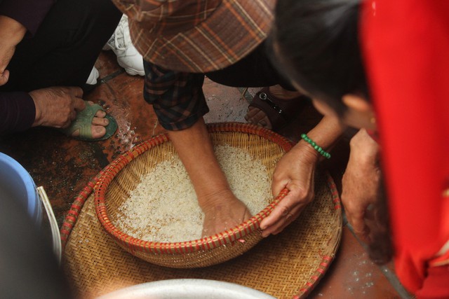 Tiếp đến là công đoạn vo gạo, để hạt cơm trắng, dẻo và thơm công đoạn này phải trà thật kỹ vào thành chiếc rổ tre.