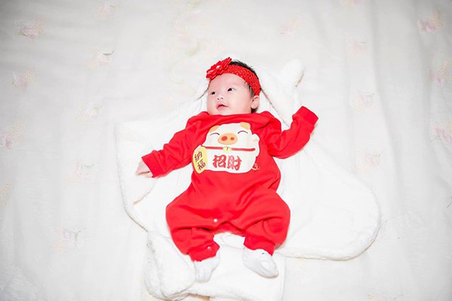 Em bé Đậu nhà Đỗ Hà Anh hiện được gần 1 tháng tuổi.