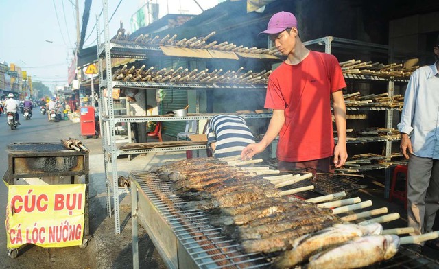 
 Có những hàng bán cả tấn cá nướng chỉ trong một ngày
