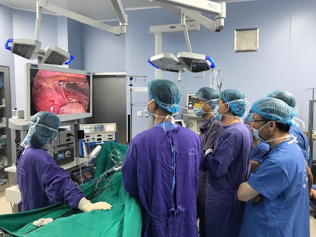 
Các bác sĩ Bệnh viện 108 vừa phối hợp các chuyên gia Nhật Bản phẫu thuật thành công trường hợp ung thư thực quản.
