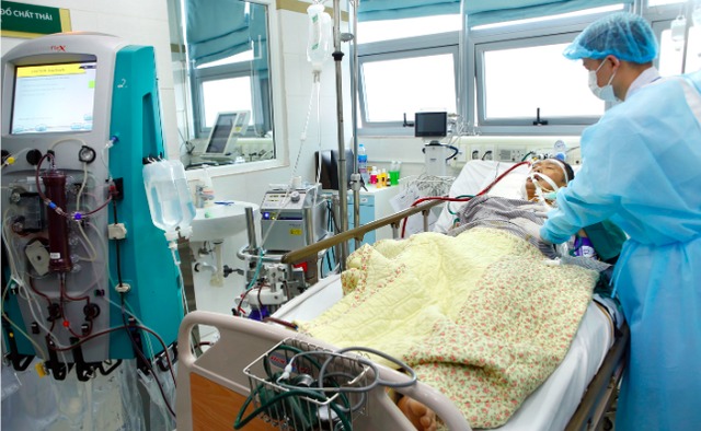
Nam bệnh nhân biến chứng vì cúm đang được điều trị tại Bệnh viện Bạch Mai
