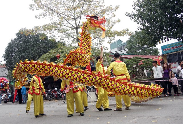 
Dẫn đầu đoàn rước là cặp rồng được các thanh niên, trai tráng trong làng múa dưới sự cổ vũ, hò reo của khán giả.
