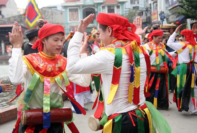 Từng động tác, cử chỉ, ánh mắt đến nụ cười đều toát lên vẻ lả lơi, mời gọi.