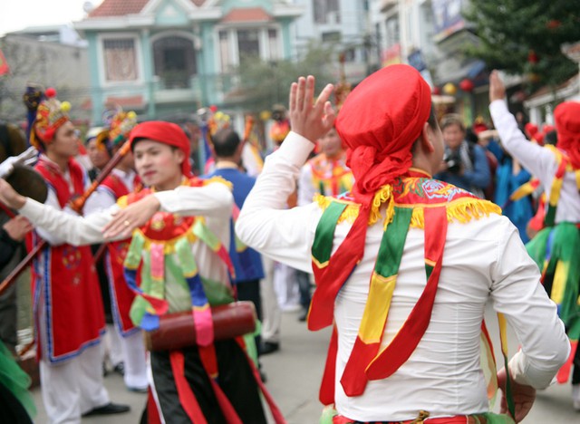 
Những họa tiết trên chiếc váy, khăn mỏ quạ đều tung bay theo điệu múa, tô điểm cho vẻ đẹp của nhân vật.
