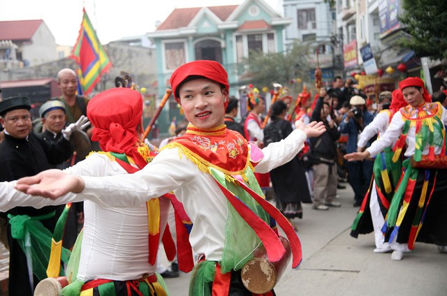 Những chàng trai có thâm niên giả gái nhiều năm dường như thuần thục với điệu múa mình thực hiện.