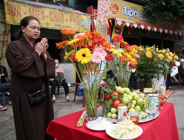 Người dân trong làng sắm lễ vật vái vọng dọc đường đi của đoàn rước.