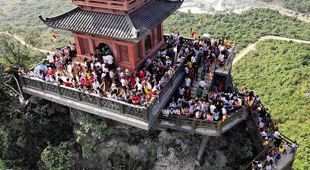 
Du khách thi nhau check-in, đứng hóng gió tại chùa Ngọc trong khi chờ xếp hàng vào trong.    Ảnh: TL
