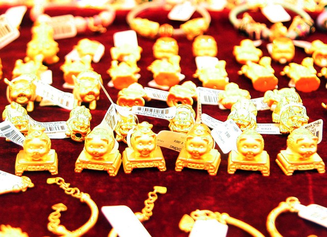 
Bên cạnh đó, tiệm vàng cũng cung ứng các sản phẩm mới như: Đĩnh vàng kim hợi – No đủ quanh năm, an nhàn hạnh phúc; Kim hợi tượng vàng – Đón lộc xuân sang - An khang thịnh vượng; Nhẫn kim tiền kim hợi – May mắn, an nhàn, sung túc cả năm; …

