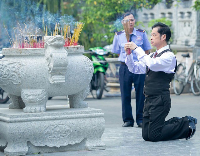 Nếu không lựa chọn áo dài, nam hay nữ có thể chọn quần dài, quần âu kết hợp cùng áo sơ mi