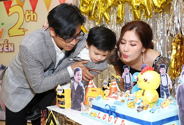 Cả gia đình cùng thổi nến, mừng bé Louis Nguyễn tròn 2 tuổi.