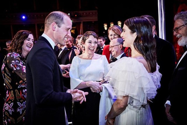 Hoàng tử William cười tươi vui vẻ khi nghe Rachel Weisz nói đùa.